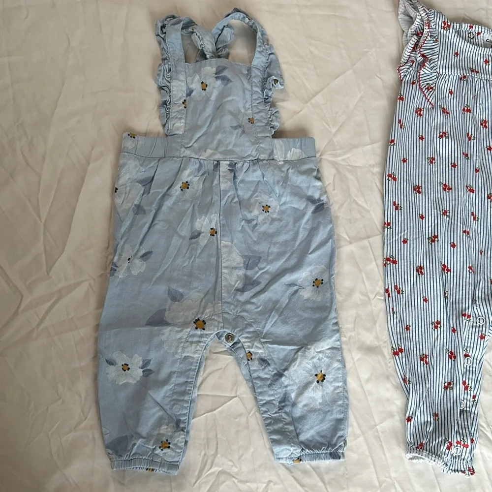 Carter’s Bundle of 2 baby girl size 6 month rompers. Both are in GREAT CONDITION